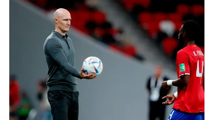 DT de Nueva Zelanda dice que el fútbol es cruel tras perder ante Costa Rica y responsabiliza el arbitraje.
