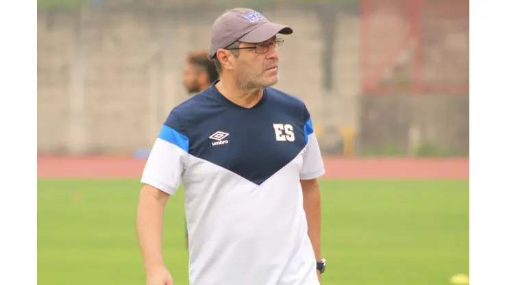 Hugo Pérez dirigiendo a a la Selección de El Salvador
