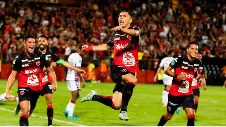 Alajuelense goleó a Saprissa para encaminar una Gran Final