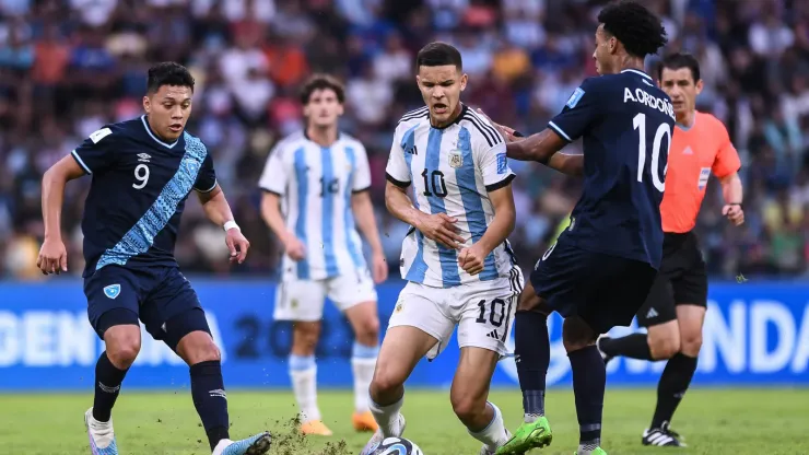 Valentín Carboni y Arquímides Ordóñez, figuras de Argentina y Guatemala, respectivamente, batallan por la pelota.
