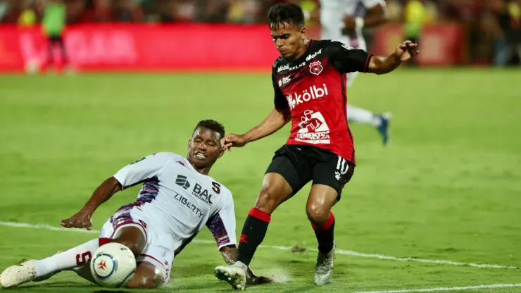 Jugadores de Saprissa y Alajuelense apostaron mientras jugaban la final.
