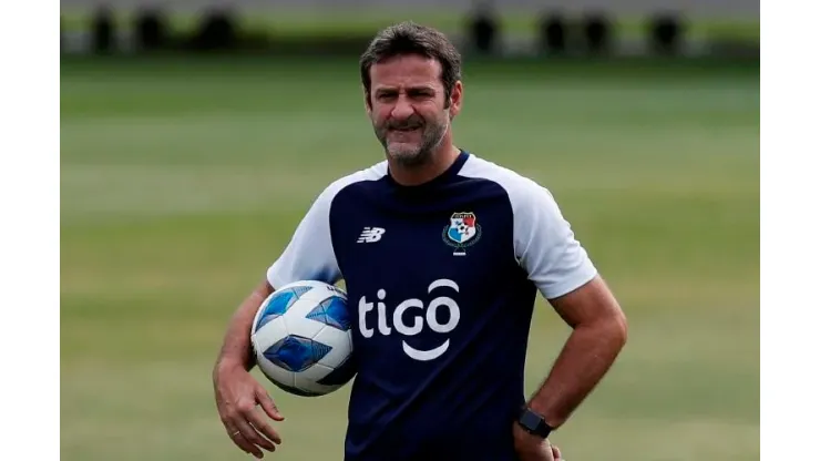 AME1746. CIUDAD DE PANAMÁ (PANAMÁ), 01/09/2021.- El director técnico de la selección de fútbol de Panamá, Thomas Christiansen durante un entrenamiento hoy en el estadio Rod Carew de Ciudad de Panamá (Panamá). La selección de fútbol de Panamá comenzará el jueves su andar en las eliminatorias de Concacaf hacia al Mundial de Catar 2022 tal cual como finalizó el camino a su primer torneo mundialista en Rusia 2018, frente a su similar de Costa Rica. EFE/Bienvenido Velasco
