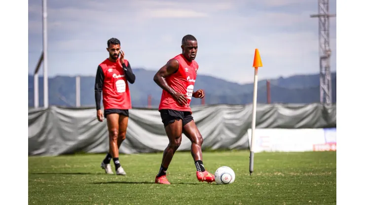 Joel Campbell avisa en su primera entrenamiento con la Liga Deportiva Alajuelense
