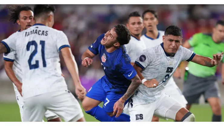 Casi deja el fútbol y es jugador de la selección de El Salvador.
