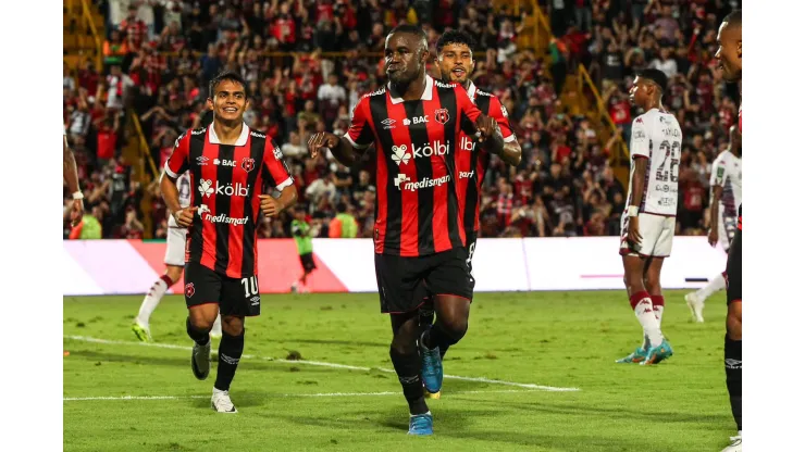 Así reaccionaron fanáticos de Saprissa tras actuación de Joel Campbell con Alajuelense
