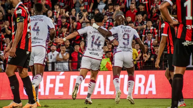 Javon East y Kendall Waston recibieron insultos racistas por parte de los aficionados de Alajuelense.
