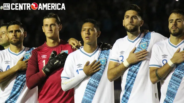 Jugadores de Guatemala se quejan de la gramilla del estadio Doroteo Guamuch Flores (Javier Pineda / FCA)
