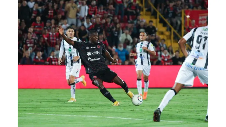 Golazo de Joel Campbell a lo "Messi" fue celebrado por exjugador del Real Madrid y Barcelona