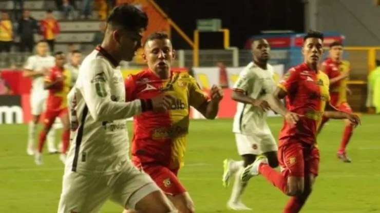 Herediano y Alajuelense empataron en un partidazo por la ida de las semifinales
