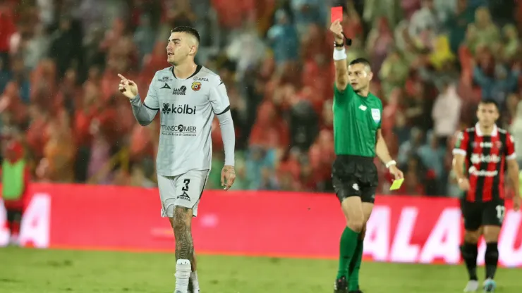 Fernán Faerron recibe duro castigo y se pierde la final con Saprissa.
