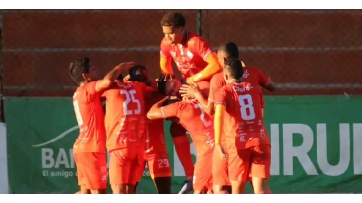 Jugadores de Achuapa celebrando un gol
