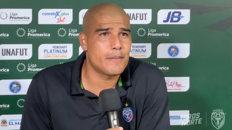 En entrenador de Puntarenas FC, Douglas Sequeira, expresó que a diferencia de otros entrenadores, él no vende humo; en relación a su llegada a un equipo que atraviesa un difícil momento.
