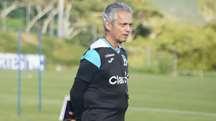 Reinaldo Rueda no estuvo en la práctica de hoy. (Foto: TV Azteca)
