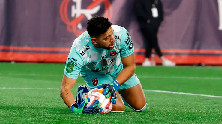 Leonel Moreira sufrió el ataque del New England Revolution. (Foto: Getty Images)
