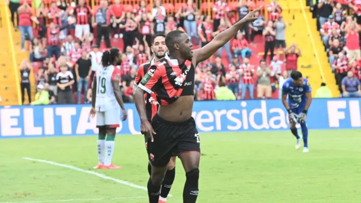 Joel Campbell y un gesto que lo mete de lleno en el corazón de Alajuelense