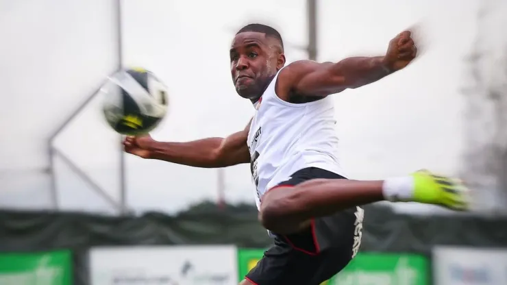 Joel Campbell celebra un título en sus redes antes de la final