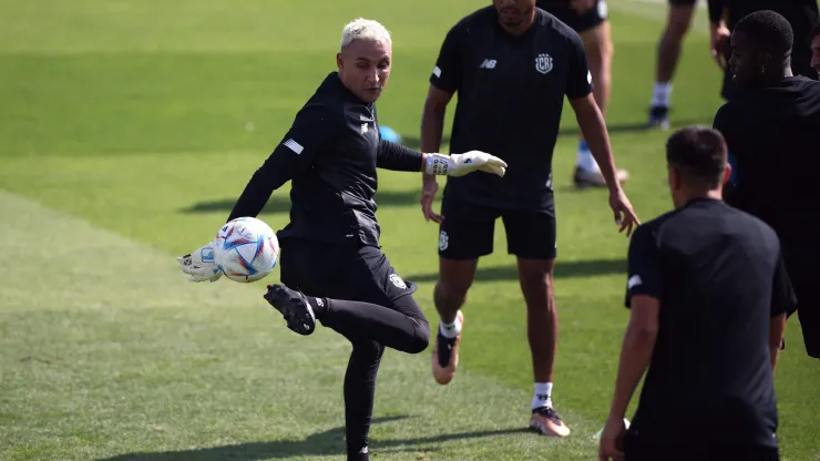 Ídolo de Saprissa sorprende al elegir el sucesor de Keylor