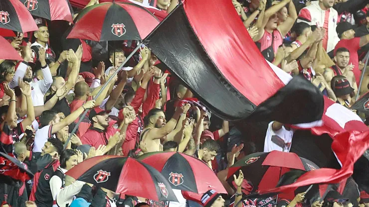 Alajuelense se ríe del Saprissa.
