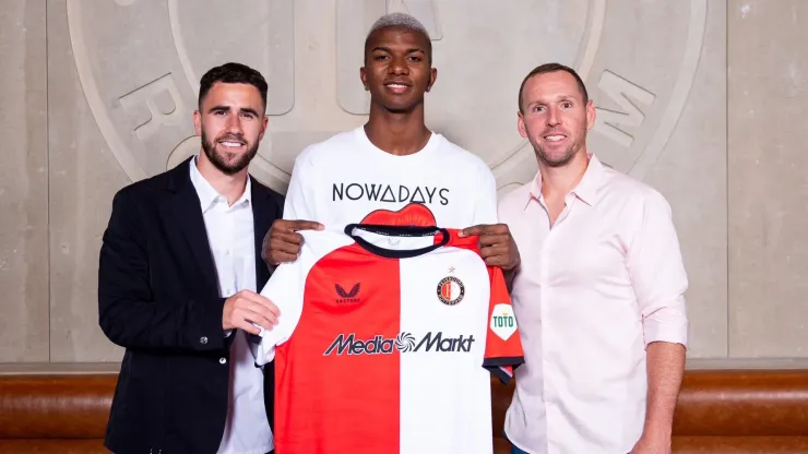 Jeyland Mitchell fue presentado en el Feyenoord.
