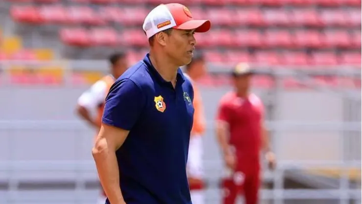 Paté Centeno en Herediano: un partido dirigido, un título.
