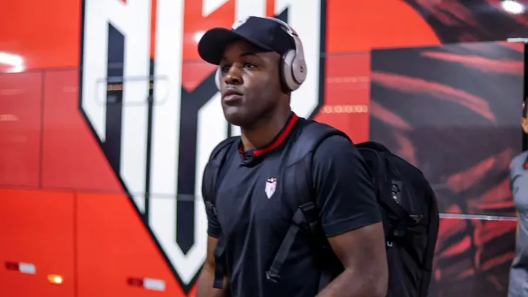 Joel Campbell muere por volver a ponerse la camiseta de Alajuelense.
