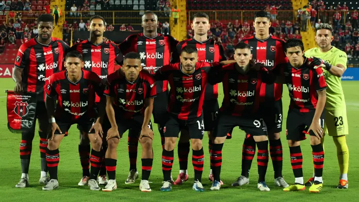 Un refuerzo de Alajuelense siente la presión.
