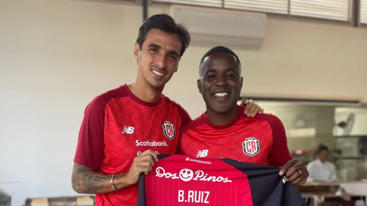 El regalo de Joel Campbell a Bryan Ruiz que llena de orgullo a Alajuelense.
