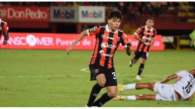 Menjívar recibe el visto bueno más importante de Alajuelense.
