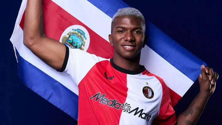 Jeyland Mitchell recibe la noticia que tanto esperaba en Feyenoord.
