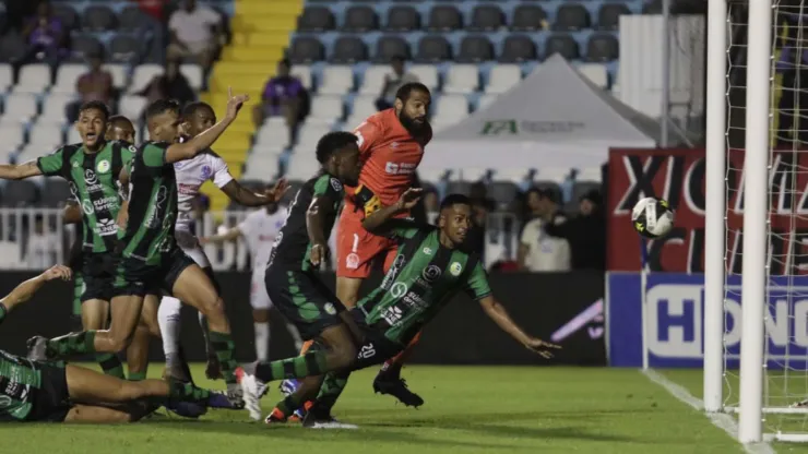 Polémica y gol insólito del arquero: Edrick Menjívar salvó a Olimpia de la derrota.
