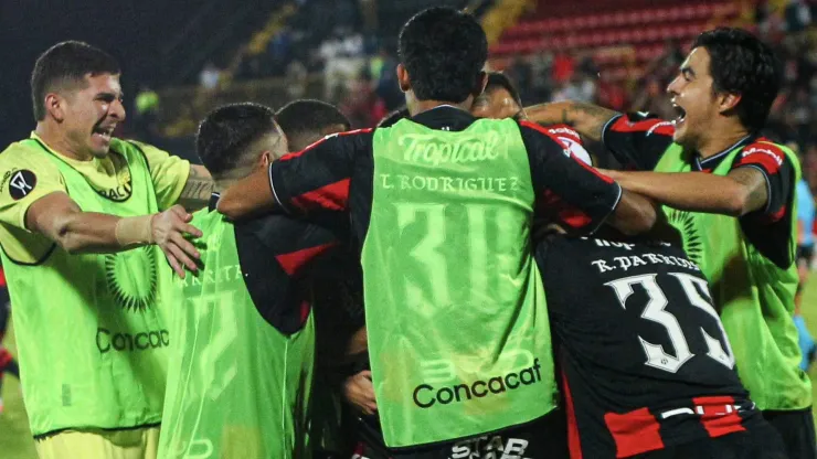 Alajuelense prepara la camiseta para un jugador de la Sele