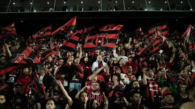 Alajuelense sorprende a su afición.
