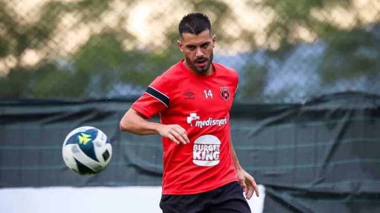 Balacera, lesiones y su salida de Alajuelense: Iago Falque rompe el silencio.
