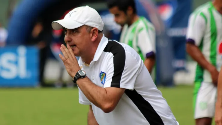 Willy Olivera, DT de Comunicaciones.
