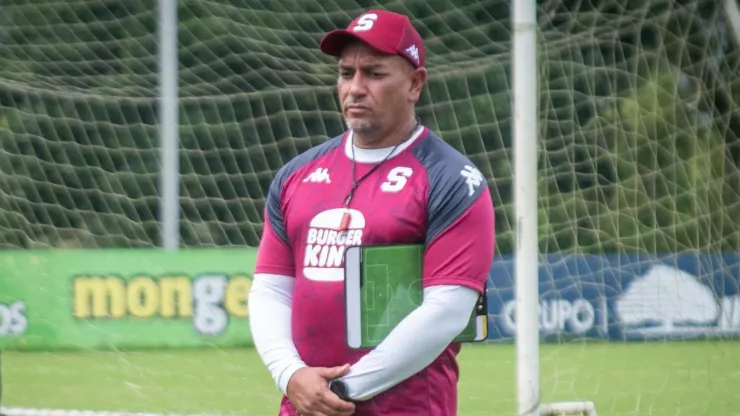 La peor cara de José Giacone que sorprende a sus jugadores en Saprissa.
