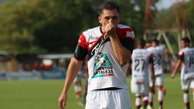 Carlos Mora conmueve a Alajuelense antes del clásico