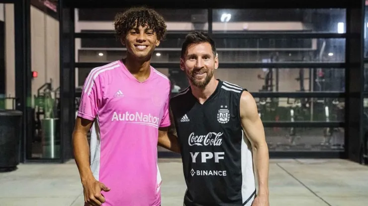 David Ruiz junto a Lionel Messi.
