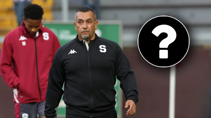 Saprissa avanza por un refuerzo y le marca la salida a uno de sus futbolistas.
