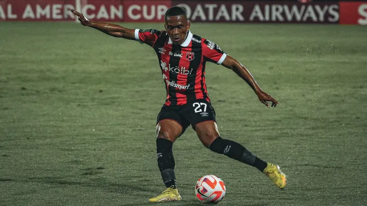 “No ha sido difícil”: Ian Lawrence le responde a la afición de Alajuelense de la manera menos pensada.
