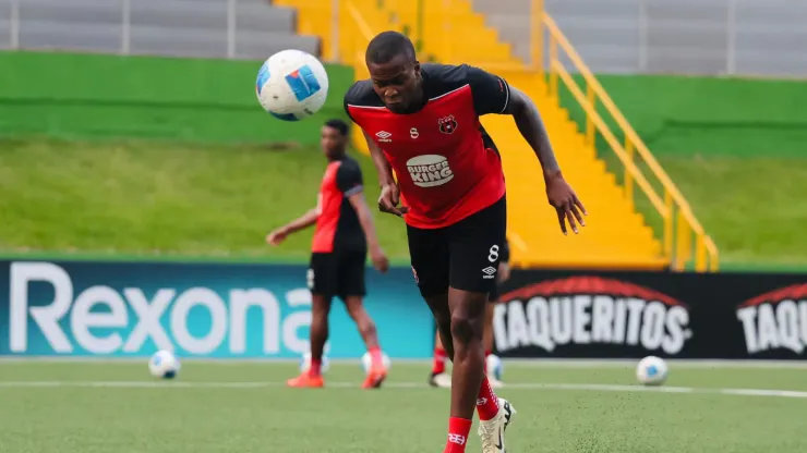 Alajuelense toma una decisión tras la grave denuncia contra Larry Angulo.
