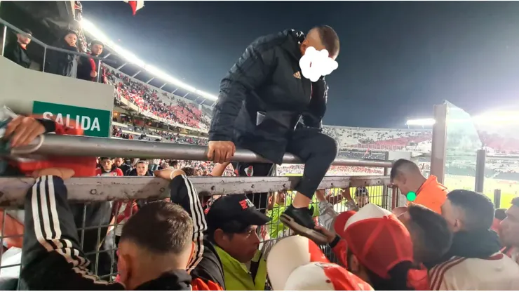 Hinchas saltaron de tribuna a tribuna porque la puerta estaba cerrada.
