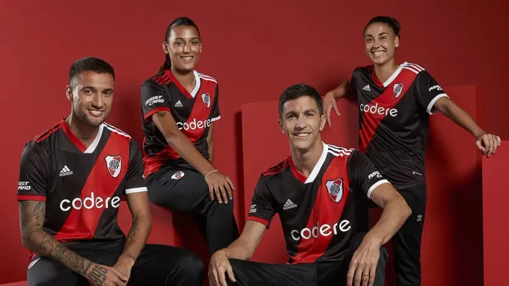 Se filtraron las primeras imágenes de la nueva camiseta que estrenará River en Tucumán.
