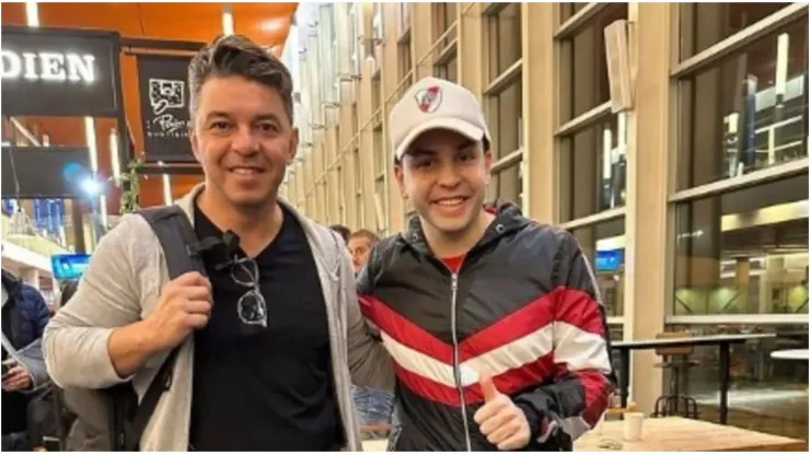 Marcelo Gallardo en Ezeiza junto a un hincha.
