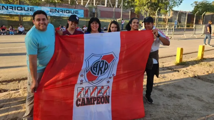 Los hinchas de River antes de entrar al Kempes.
