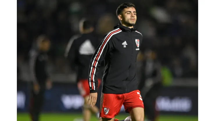 Santiago Simón en la entrada en calor de River vs Banfield 
