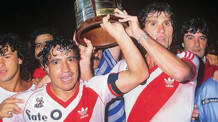 El Tolo Gallego y el Cabezón Ruggeri con la Copa Libertadores.
