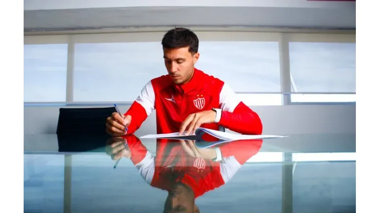 El momento de la firma de Paradela con el Necaxa.
