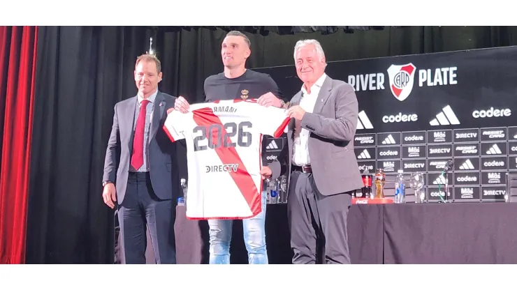 Armani renovó su contrato con River 
