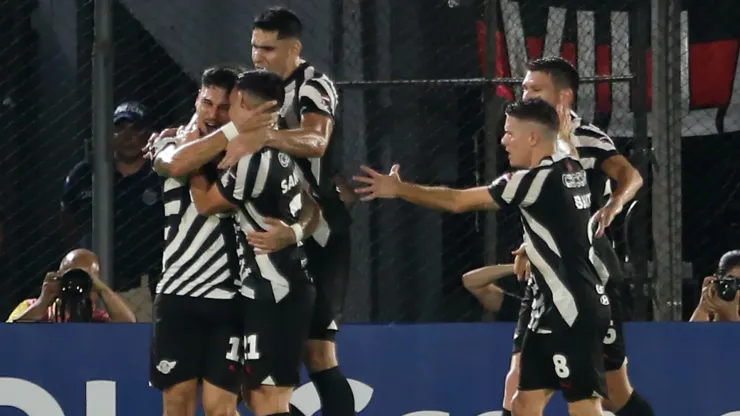 Los jugadores de Libertad celebran un gol.
