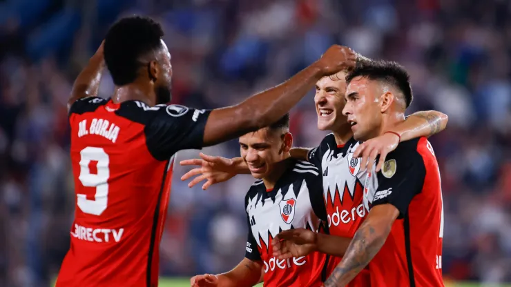 Borja convierte un gol para River y lo celebra con sus compañeros.
